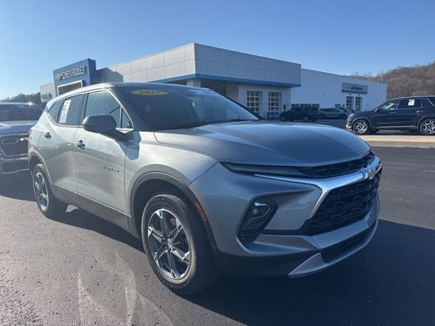 Used 2025 Chevrolet Blazer LT image 3