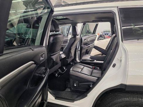 Used 2019 Toyota Highlander SE AWD/4WD image 9