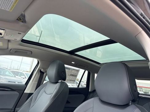 New 2025 Volkswagen Tiguan SE image 16