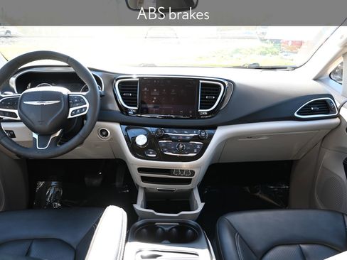 Used 2024 Chrysler Pacifica Touring-L image 22