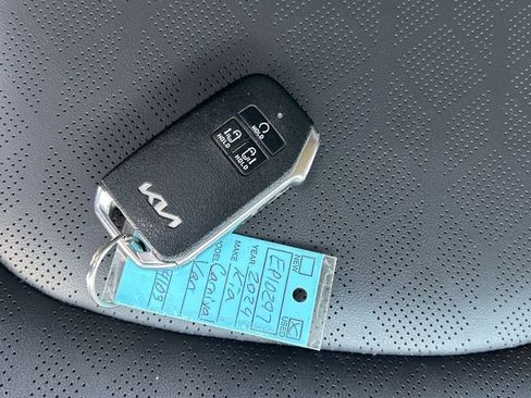 Used 2024 Kia Carnival LX FWD image 31