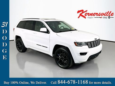 Used 2022 Jeep Grand Cherokee Laredo X AWD/4WD image 1