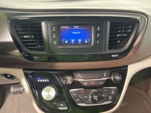 Certified 2017 Chrysler Pacifica Touring-L image 15