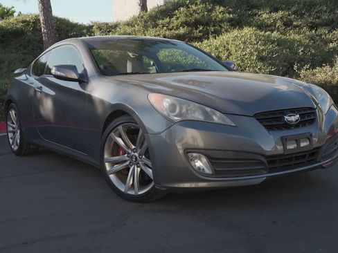 Used 2011 Hyundai Genesis 3.8 image 2
