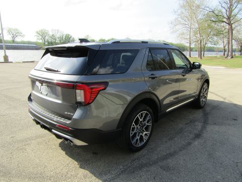 Used 2025 Ford Explorer Platinum w/ Ultimate Package image 4