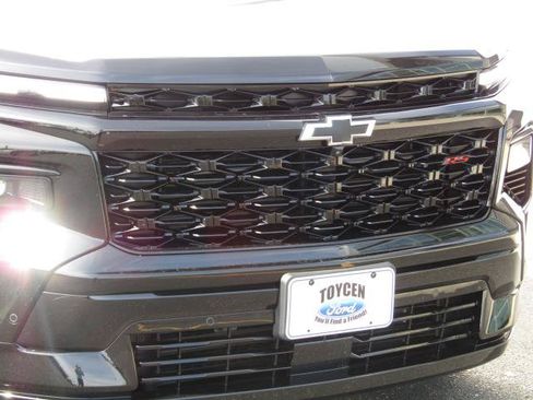 Used 2024 Chevrolet Traverse RS FWD image 8
