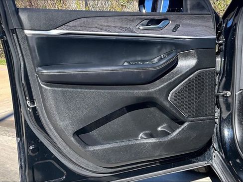 Used 2024 Jeep Grand Cherokee Limited w/ Black Appearance Package image 23