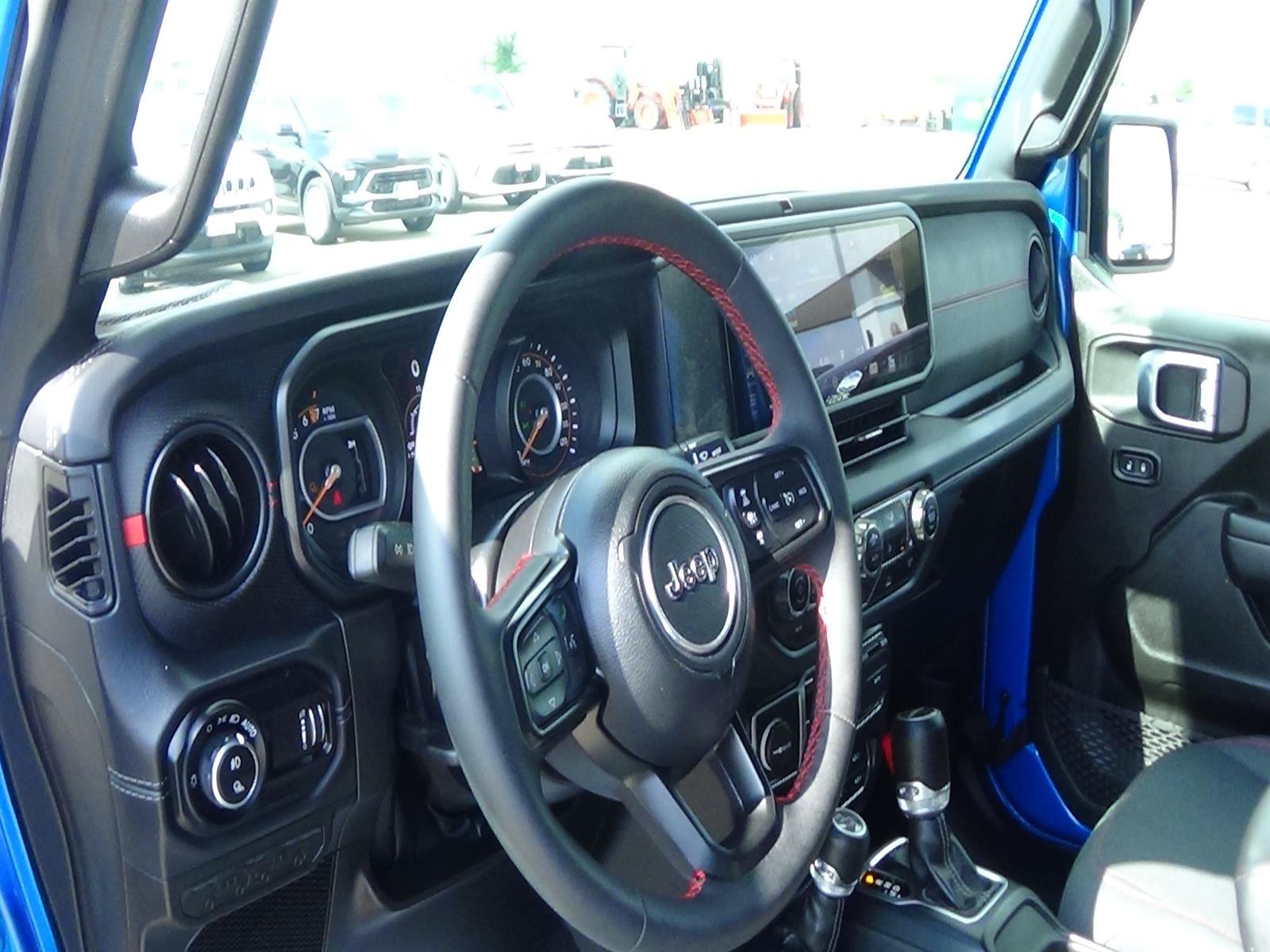 Used 2024 Jeep Gladiator Rubicon w/ Convenience Group AWD/4WD image 16
