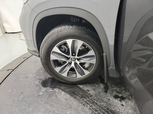 Used 2024 Toyota Highlander XLE image 30