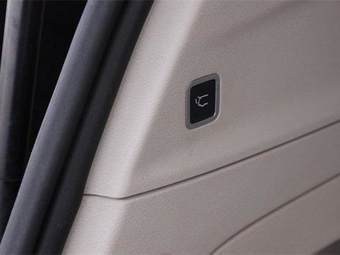 Used 2017 Chrysler Pacifica Touring-L Plus w/ Tire & Wheel Group image 8