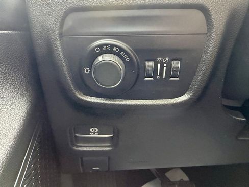 Used 2023 Jeep Grand Cherokee L Laredo image 18