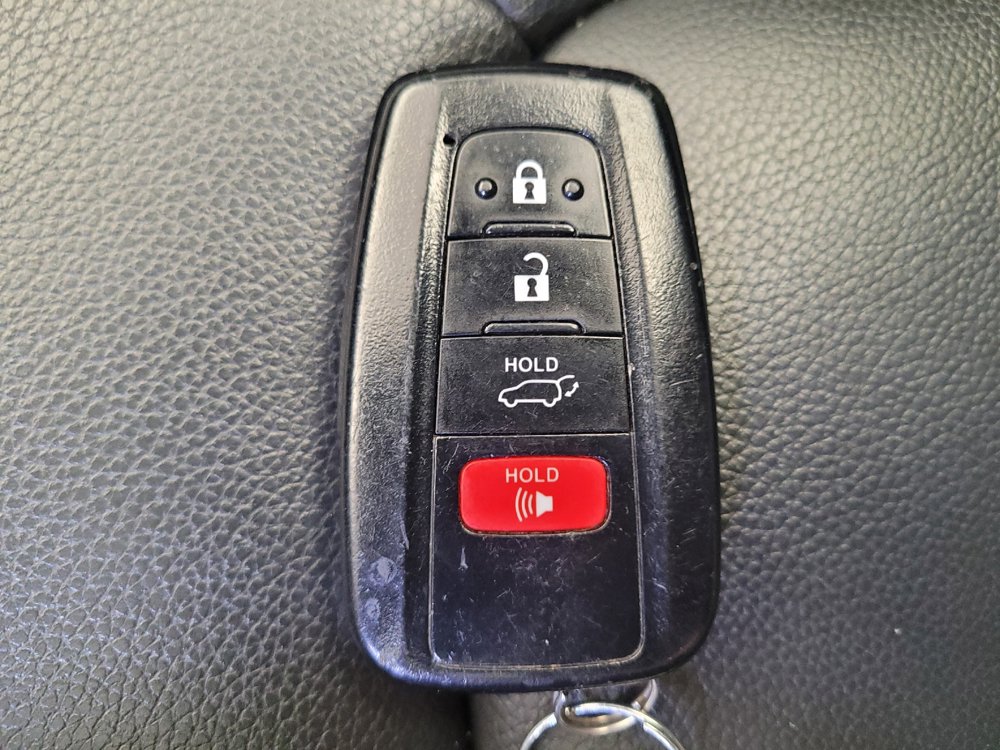 Used 2021 Toyota Highlander XLE AWD/4WD image 32