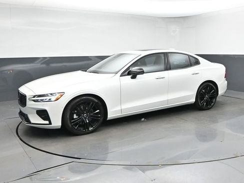 Used 2024 Volvo S60 B5 Plus w/ Climate Package FWD image 4