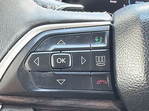 Used 2023 Jeep Grand Cherokee Limited AWD/4WD image 13