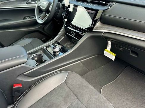 New 2026 Jeep Grand Cherokee Altitude image 13