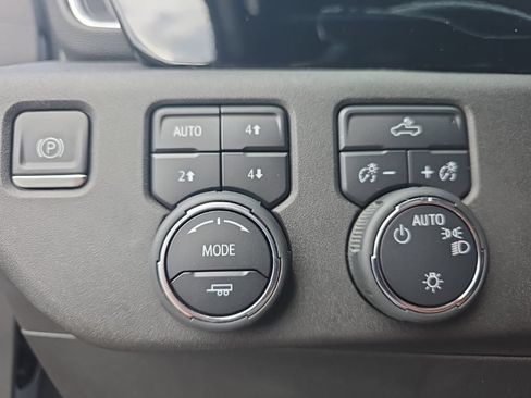 Used 2024 Chevrolet Silverado 1500 LT AWD/4WD image 17