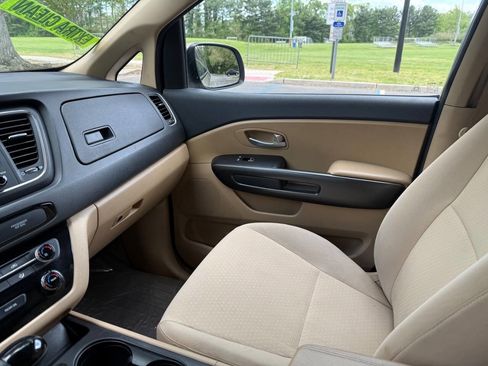 Used 2016 Kia Sedona LX FWD image 13