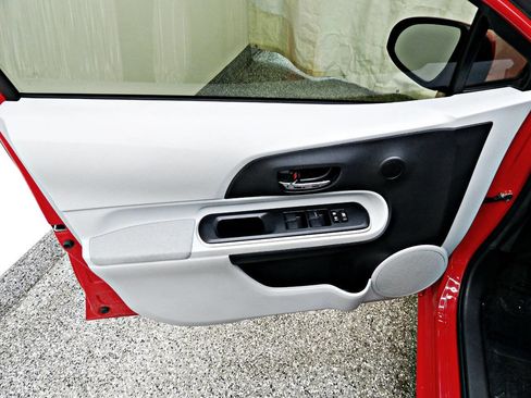 Used 2014 Toyota Prius C Two image 7