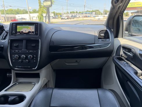 Used 2014 Dodge Grand Caravan SXT FWD image 22