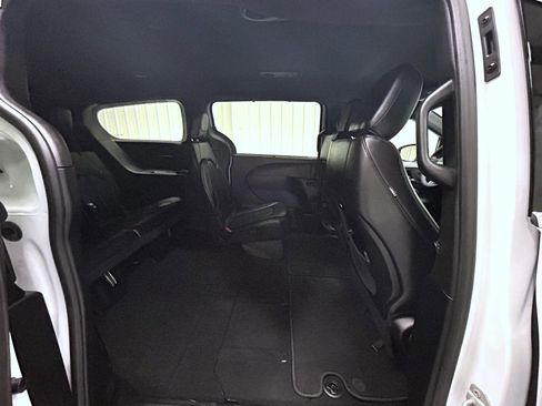 Used 2025 Chrysler Pacifica Select image 17
