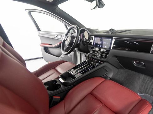 Certified 2024 Porsche Macan AWD/4WD image 30