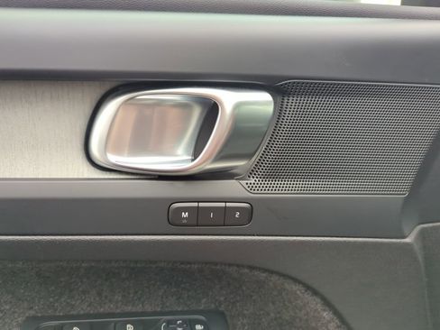 Used 2024 Volvo XC40 B5 Plus image 32