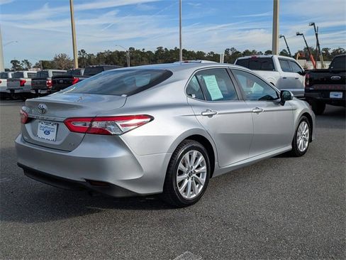 Used 2018 Toyota Camry LE image 4