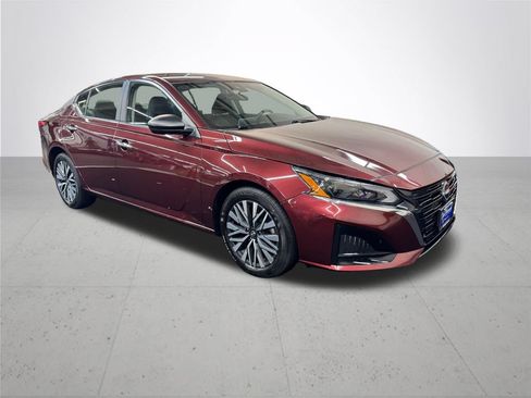 Used 2024 Nissan Altima 2.5 SV FWD image 9