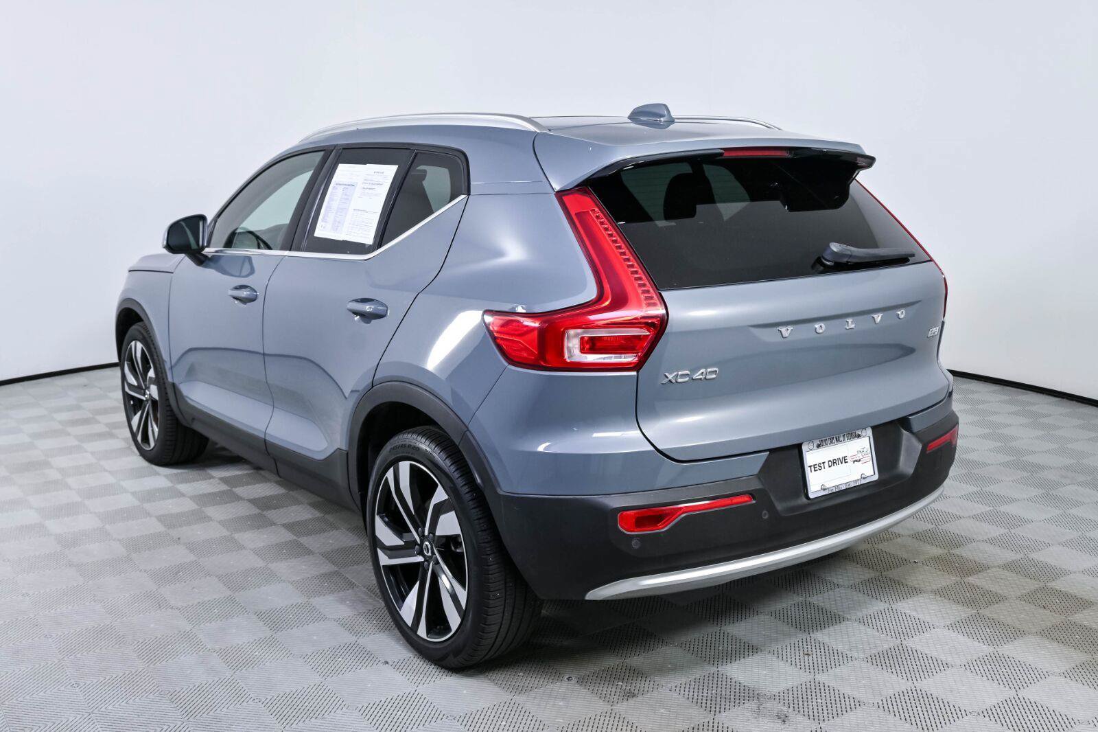 Used 2023 Volvo XC40 B5 Plus w/ Protection Package Premier AWD/4WD image 3