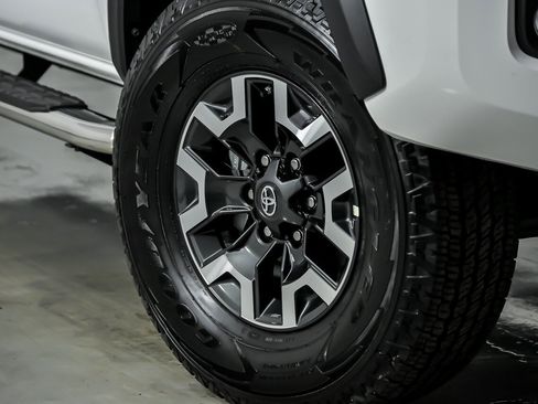 Used 2021 Toyota Tacoma TRD Off-Road image 4