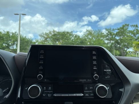 Used 2020 Toyota Highlander XLE FWD image 25