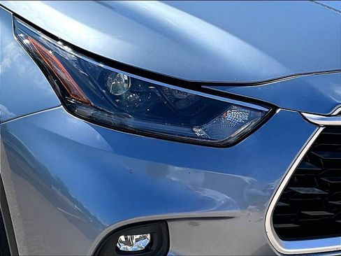 Used 2021 Toyota Highlander XLE AWD/4WD image 34
