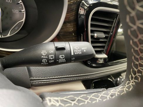 Used 2023 Chrysler Pacifica Limited image 24