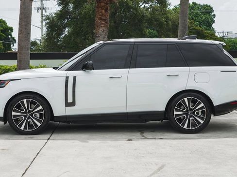 Used 2025 Land Rover Range Rover SE image 3