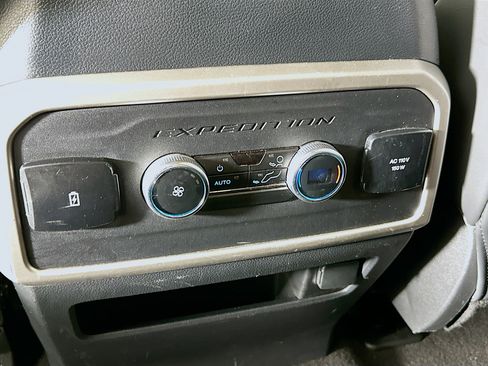 Used 2024 Ford Expedition XLT image 27