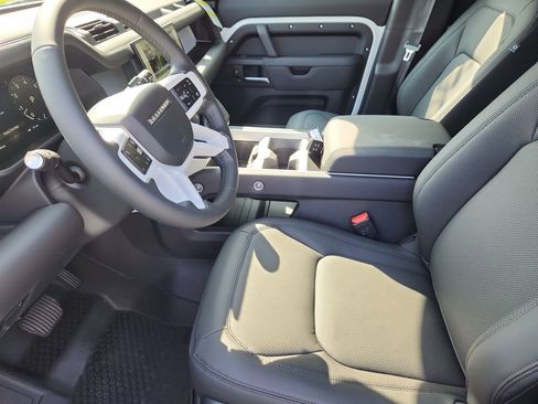 Used 2025 Land Rover Defender 110 S image 21