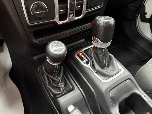 Used 2018 Jeep Wrangler Unlimited Sahara AWD/4WD image 18