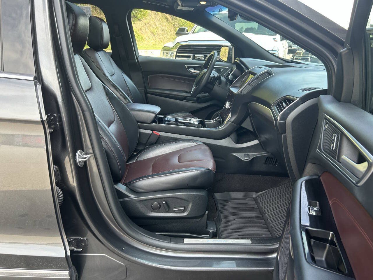 Used 2020 Ford Edge Titanium w/ Equipment Group 301A AWD/4WD image 30