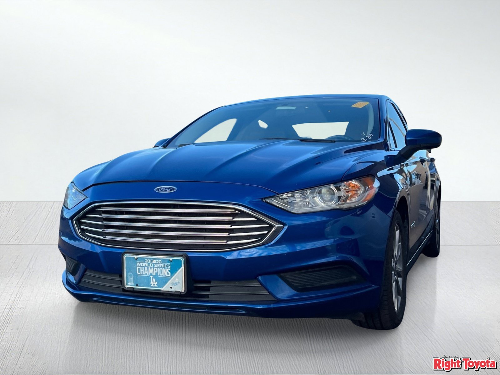 Used 2017 Ford Fusion SE FWD image 2
