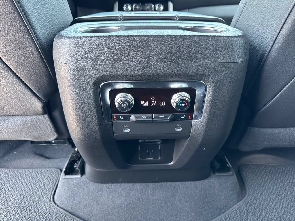 Used 2022 GMC Yukon Denali RWD image 30