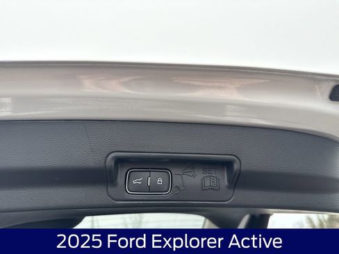 Used 2025 Ford Explorer Active image 18