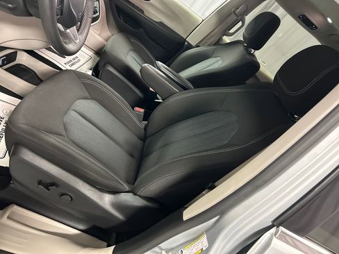 Used 2023 Chrysler Voyager LX image 12