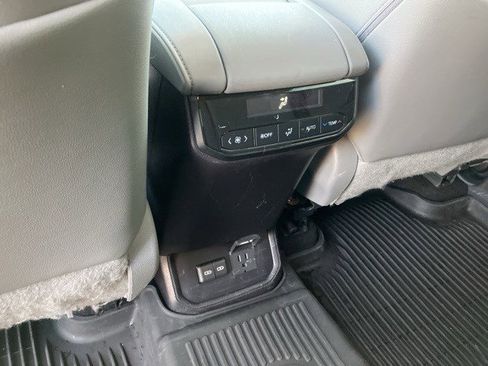 Used 2023 Toyota Highlander Limited image 25