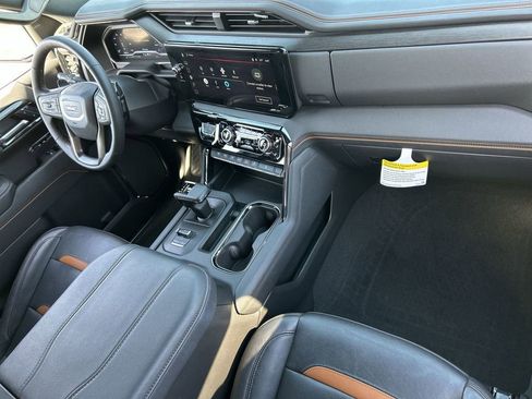 Used 2025 GMC Sierra 1500 AT4 w/ Technology Package AWD/4WD image 28
