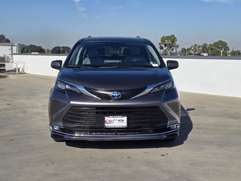 Used 2024 Toyota Sienna XLE image 3