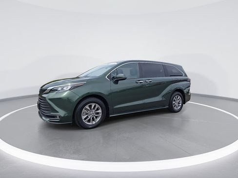 Certified 2025 Toyota Sienna XLE FWD image 5