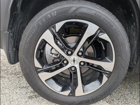 Used 2025 Chevrolet Trax RS FWD image 11