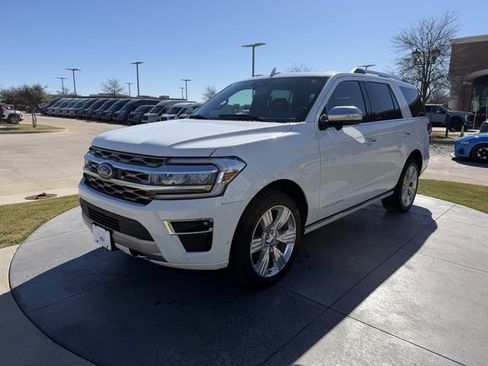 Used 2024 Ford Expedition Platinum image 3
