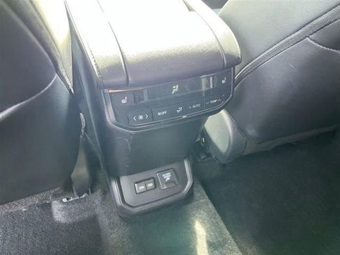 Used 2024 Toyota Highlander Platinum AWD/4WD image 22