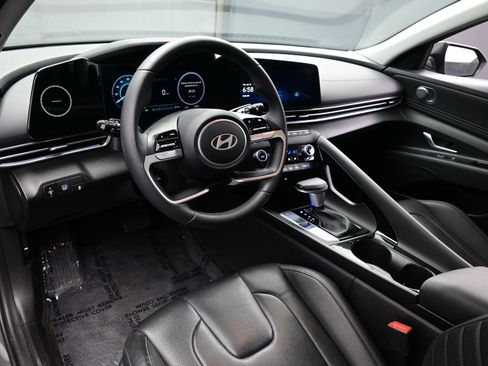 Certified 2025 Hyundai Elantra Limited image 13